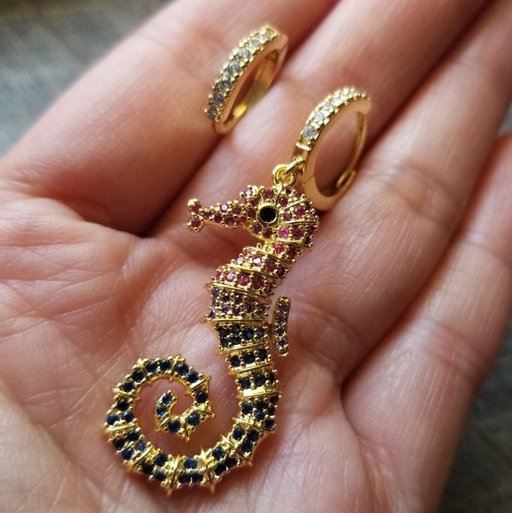 🔥LAST 1🔥NEW 18KGP SEAHORSE ASYMMETRICAL EARRING - Picture 4 of 5